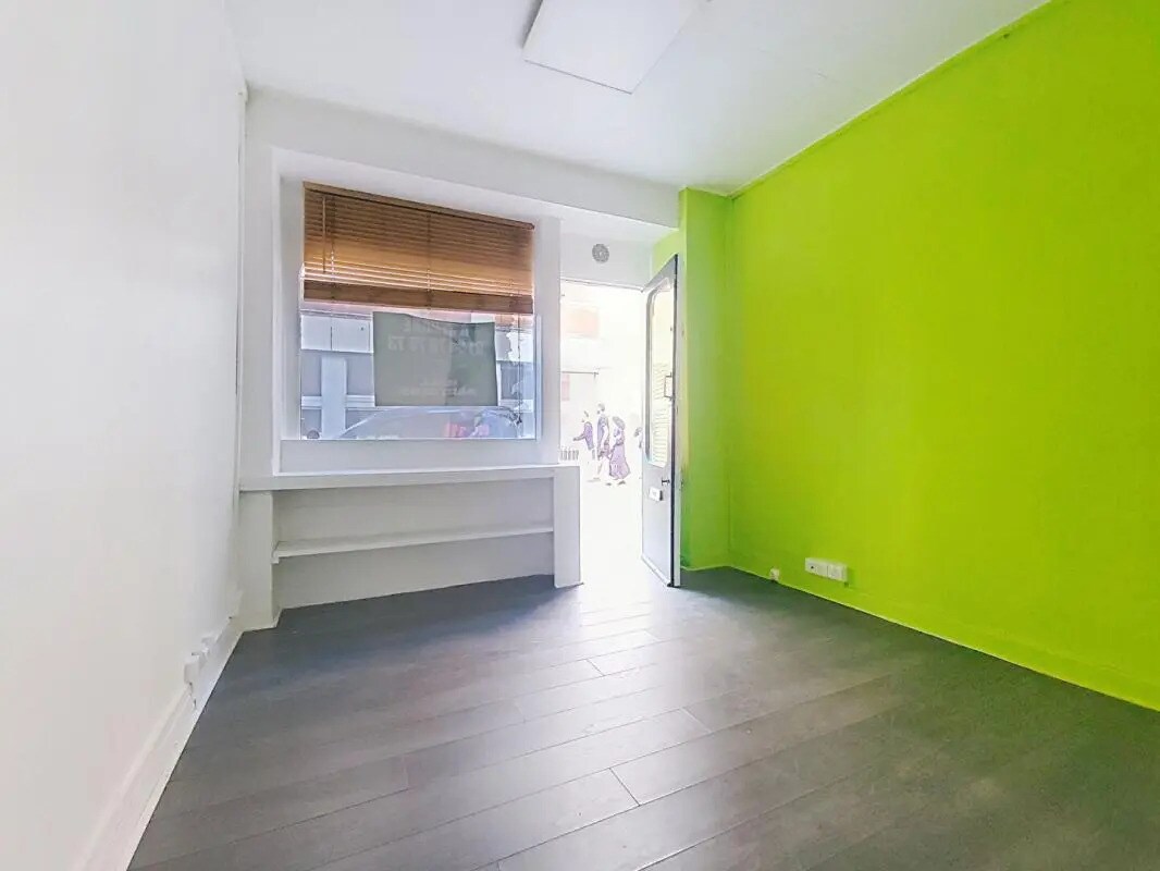 Retail in Paris for sale Building Photo- Image 1 of 1