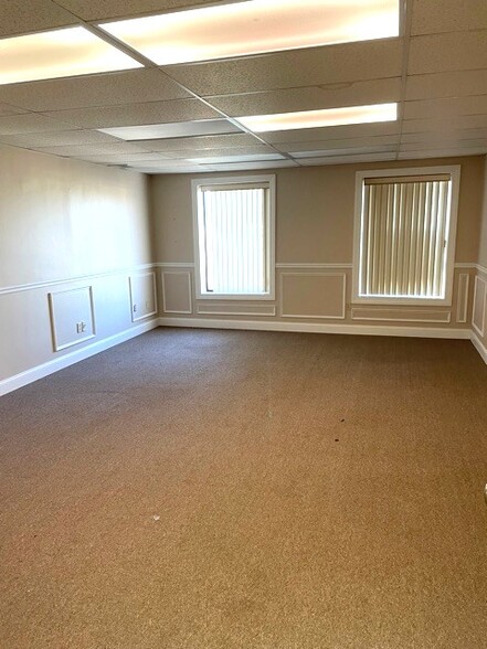 355 Sackett Point Rd, North Haven, CT for lease - Interior Photo - Image 2 of 14