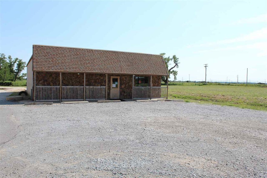 418 SW 6th St, Mooreland, OK 73852