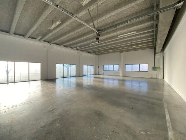 Flex in Saint-Priest for lease - Interior Photo - Image 2 of 4