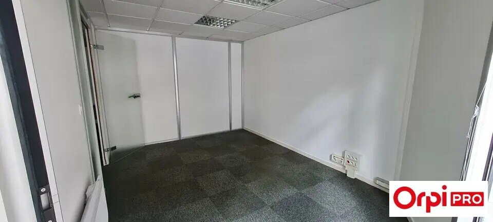 Office in Saint-Brieuc for lease - Interior Photo - Image 2 of 8