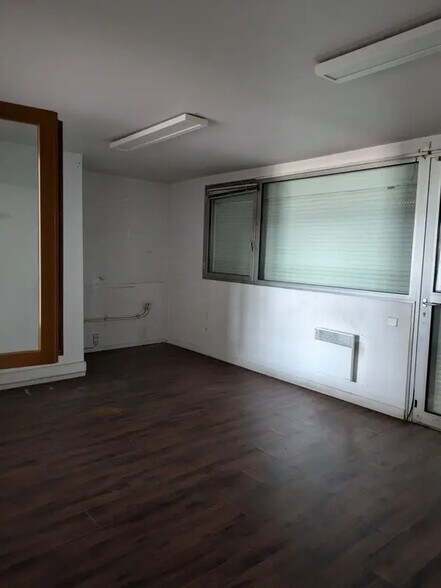 Flex in Chambéry for lease - Interior Photo - Image 3 of 8