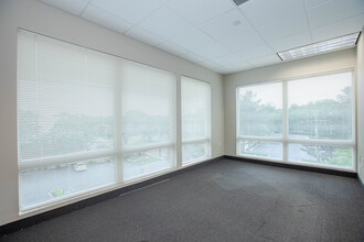 860 Wyckoff Ave, Mahwah, NJ for lease Interior Photo- Image 2 of 21