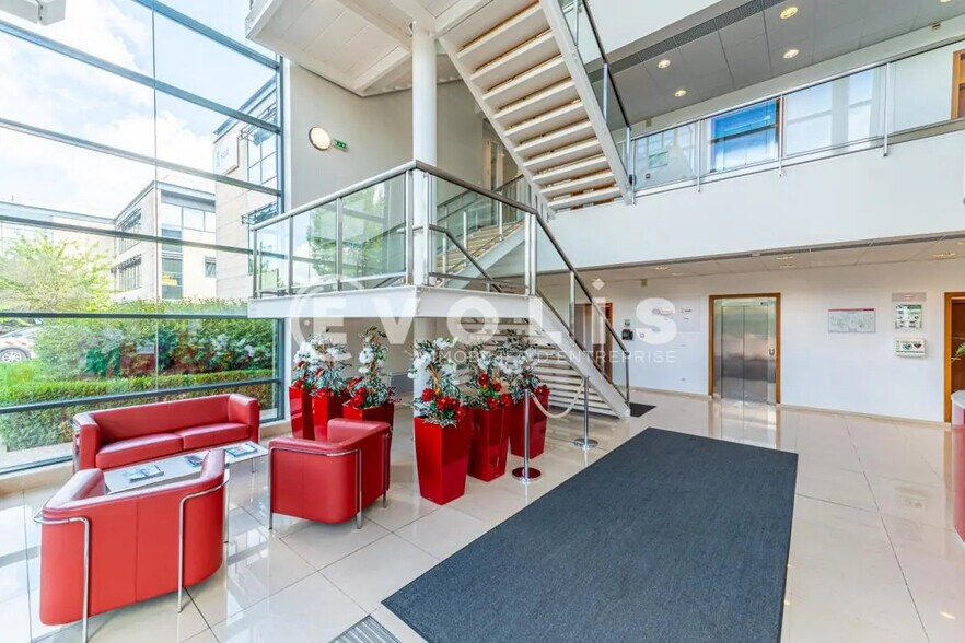 Office in Serris for lease - Lobby - Image 2 of 4