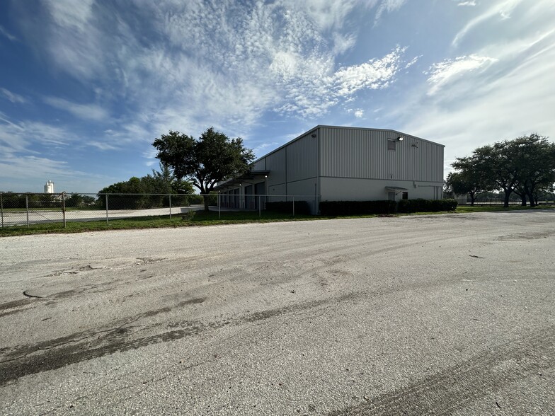 2501 Wiles Rd, Deerfield Beach, FL for lease - Building Photo - Image 3 of 16