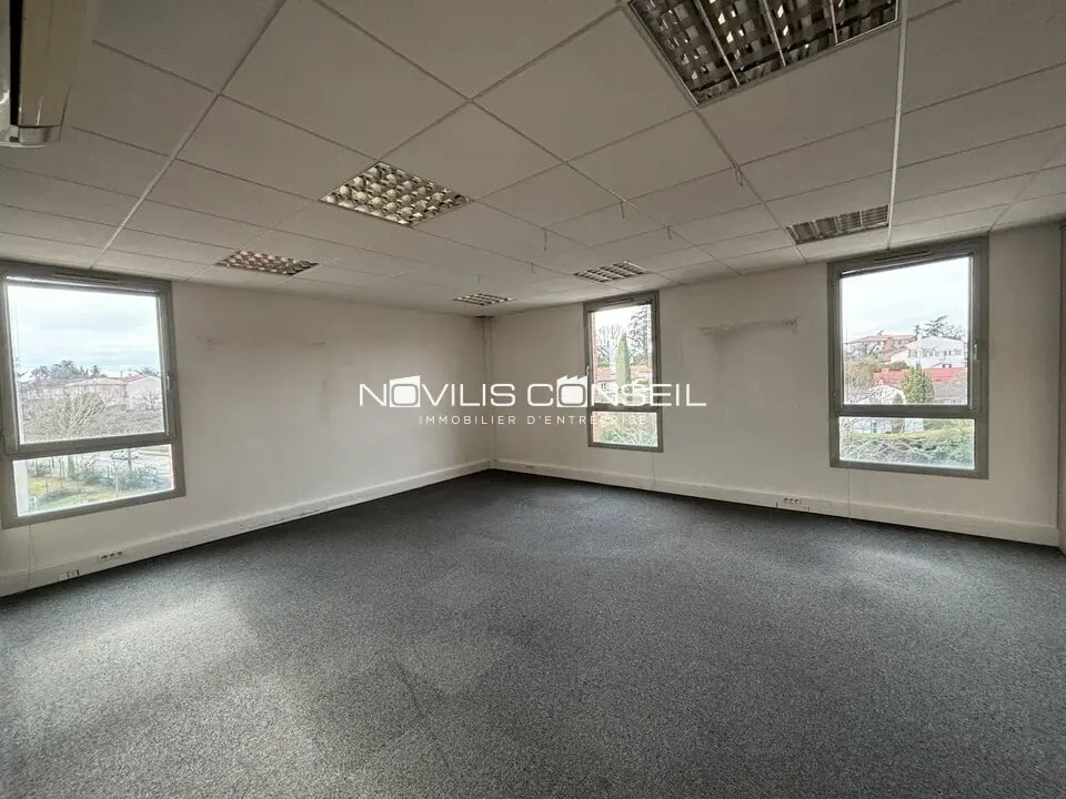 Office in Toulouse for lease Interior Photo- Image 1 of 6