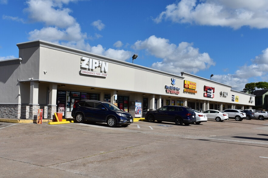 85 E Edgebrook Dr, Houston, TX for lease - Building Photo - Image 2 of 4