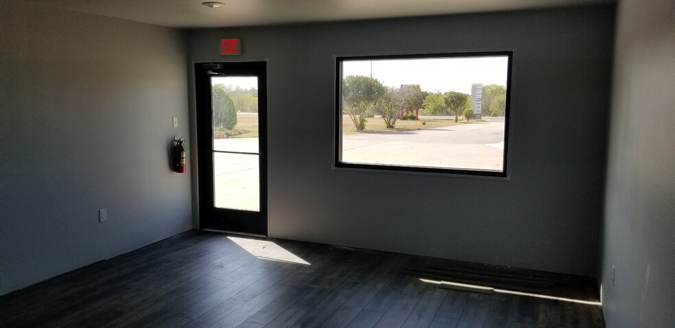 1545 S State Highway 46, New Braunfels, TX for lease - Interior Photo - Image 3 of 4