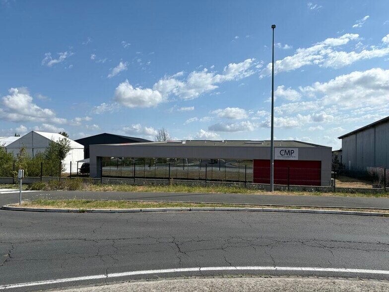 Industrial in Eysines for lease - Building Photo - Image 2 of 12