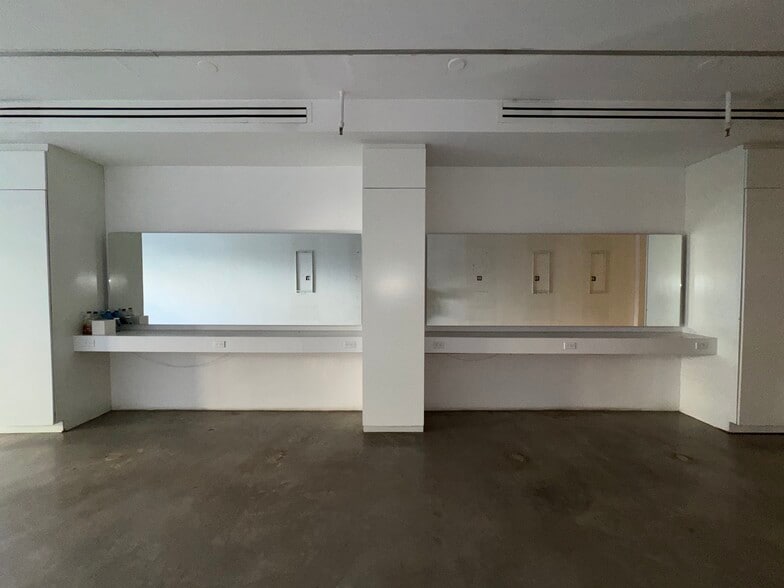 182 Grand St, Brooklyn, NY for lease - Building Photo - Image 3 of 16