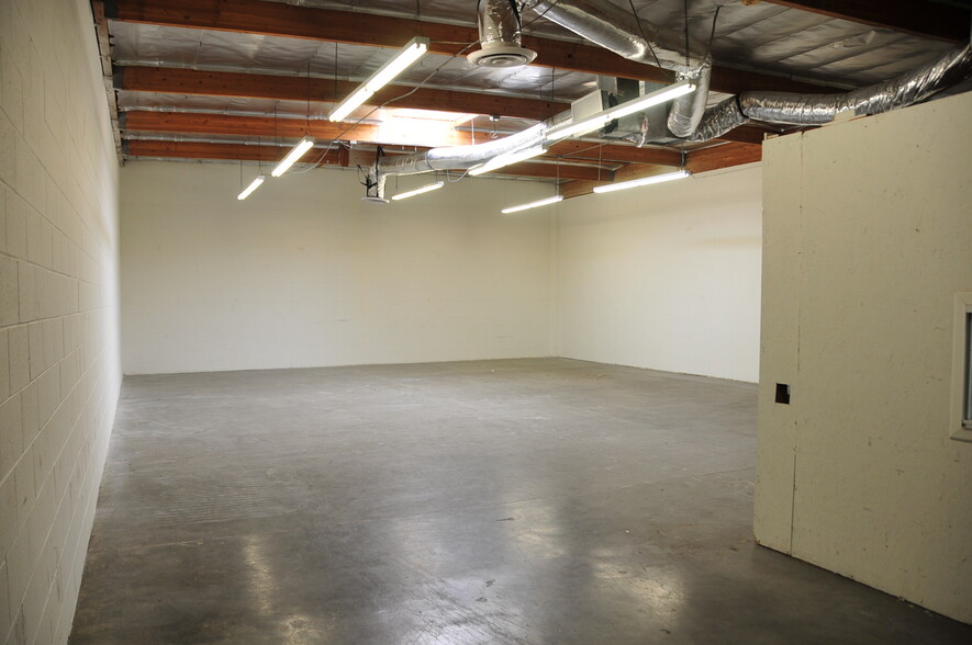 7625 Hayvenhurst Ave, Van Nuys, CA for lease - Building Photo - Image 3 of 4