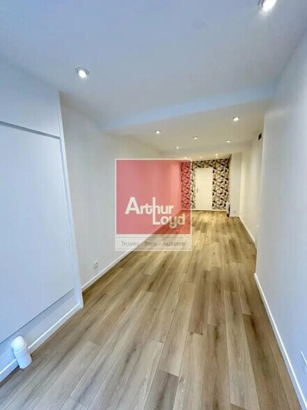 Retail in Troyes for lease - Interior Photo - Image 1 of 1