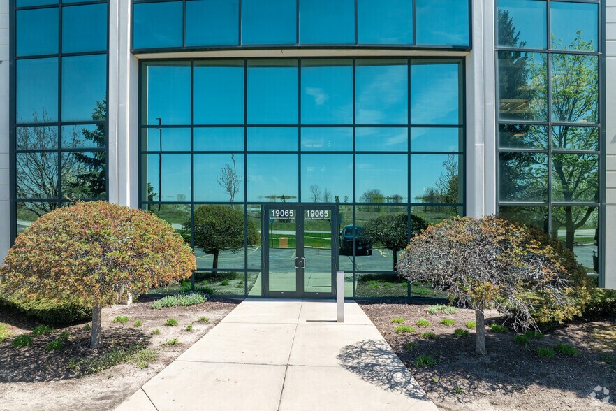 19065 Hickory Creek Dr, Mokena, IL for lease - Building Photo - Image 3 of 4