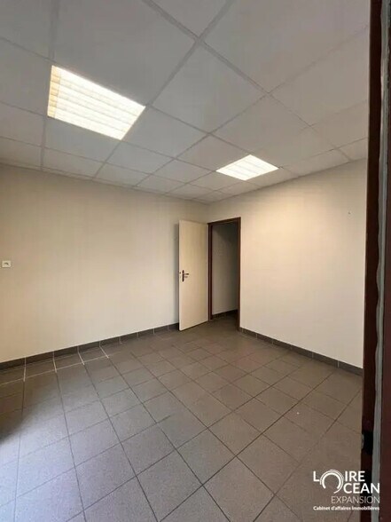 Flex in Bouaye for lease - Interior Photo - Image 2 of 10