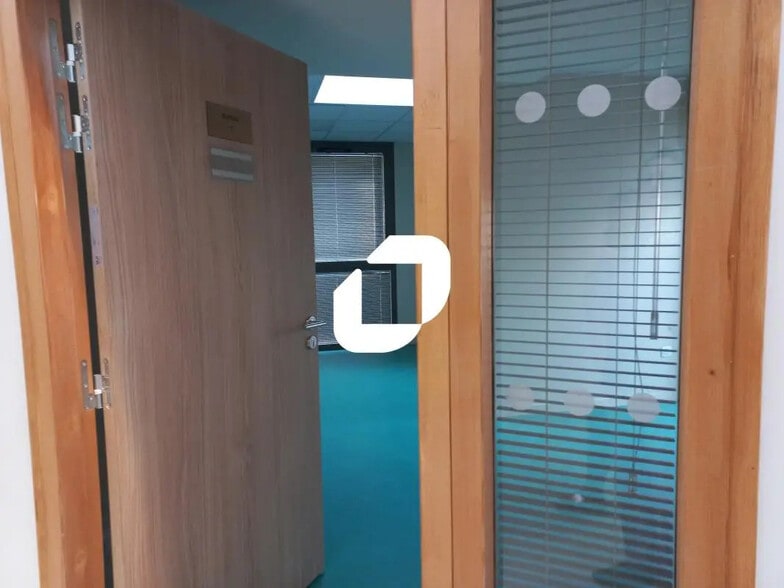 Office in Roubaix for lease - Building Photo - Image 2 of 13