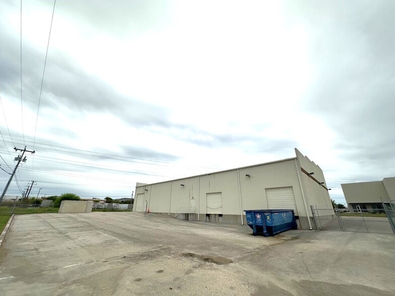 6724 Guada Coma Dr, Schertz, TX for lease - Building Photo - Image 2 of 5
