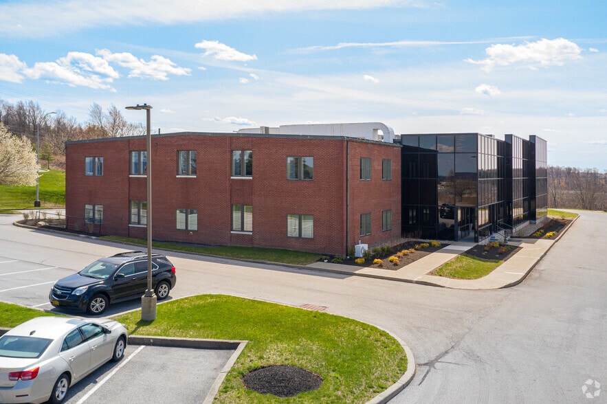 33 Airport Center Dr, New Windsor Township, NY for lease - Building Photo - Image 1 of 8