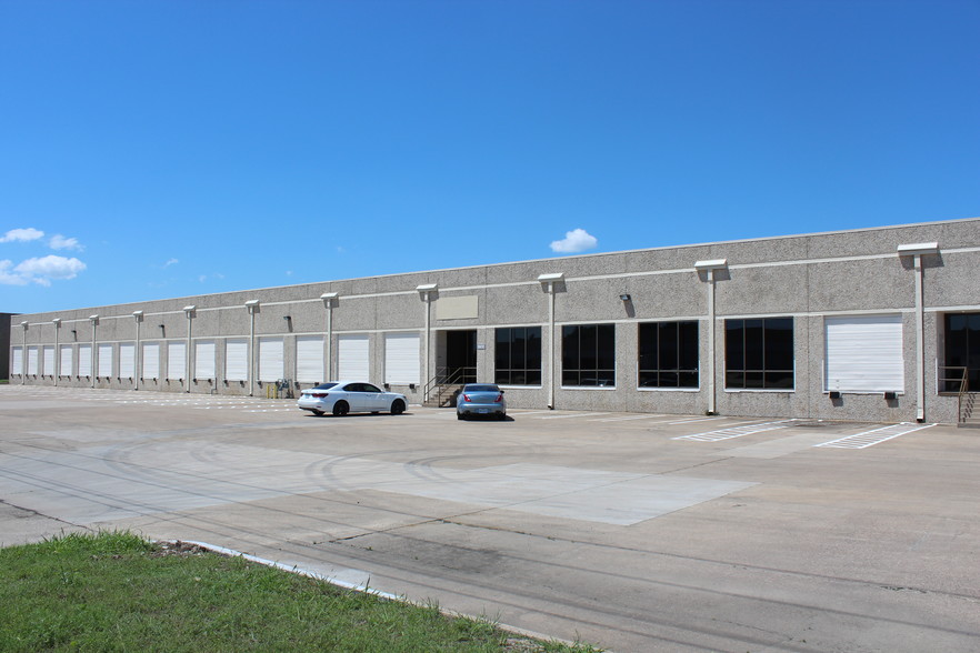 1925-1939 N Great Southwest Pky, Grand Prairie, TX for lease - Building Photo - Image 3 of 10