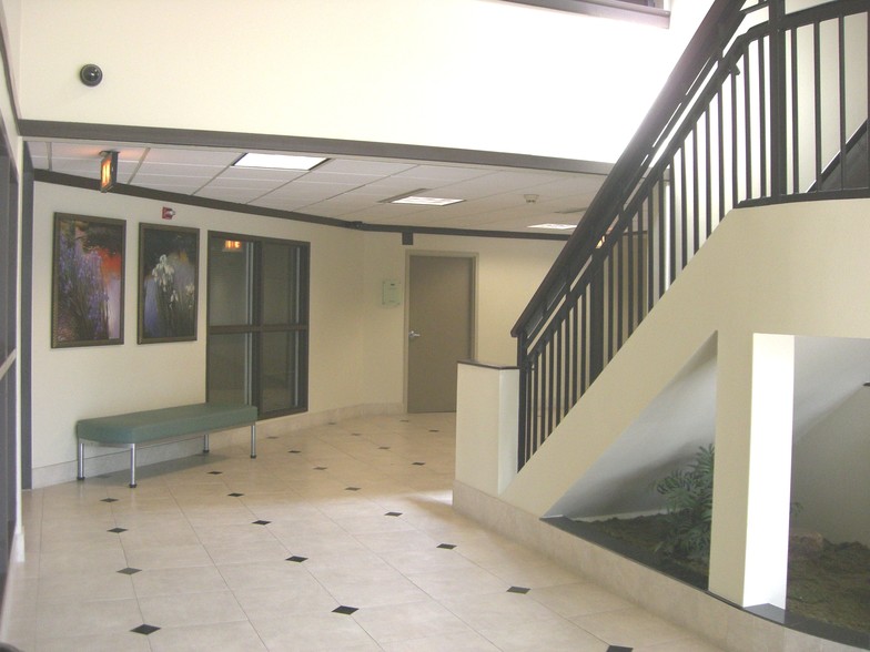 9816 Memorial Blvd, Humble, TX for lease - Lobby - Image 3 of 5