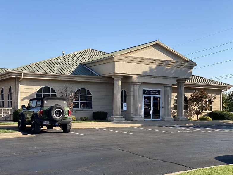 909 E Republic Rd, Springfield, MO for lease - Building Photo - Image 1 of 6