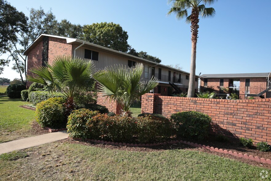 2001 Avenue F, El Campo, TX for sale - Primary Photo - Image 1 of 1