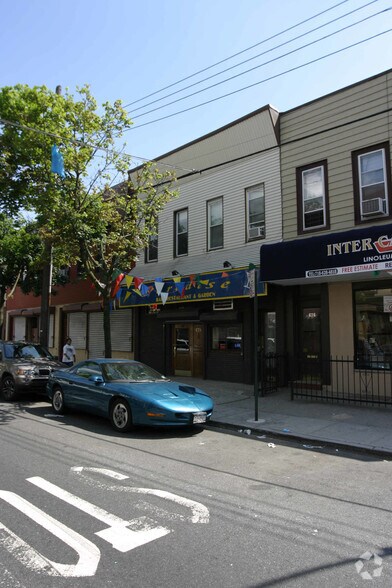 678 Woodward Ave, Flushing, NY for sale - Primary Photo - Image 1 of 1