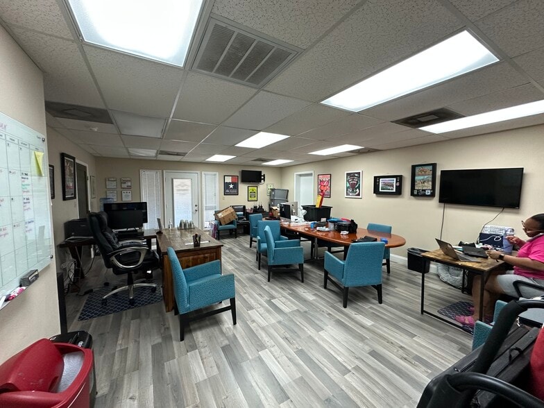 12343 Hymeadow Dr, Austin, TX for sale - Building Photo - Image 3 of 17