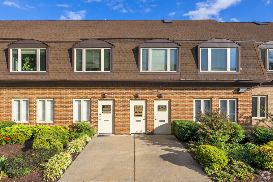 16001-16027 Comprint Cir, Gaithersburg, MD for sale - Building Photo - Image 2 of 6