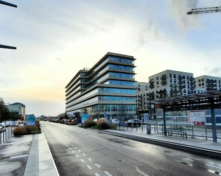 Office in Rouen for lease - Building Photo - Image 1 of 9