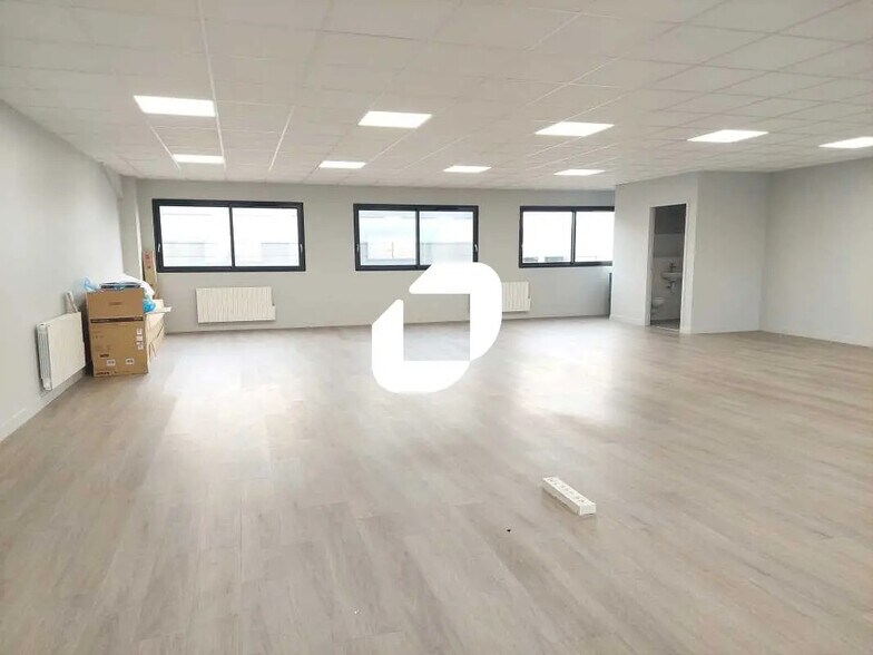 Flex in BOIS-D'ARCY for lease - Interior Photo - Image 3 of 7