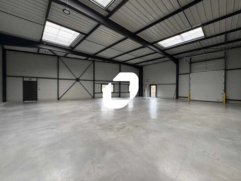 Flex in Dreux for lease - Interior Photo - Image 2 of 16