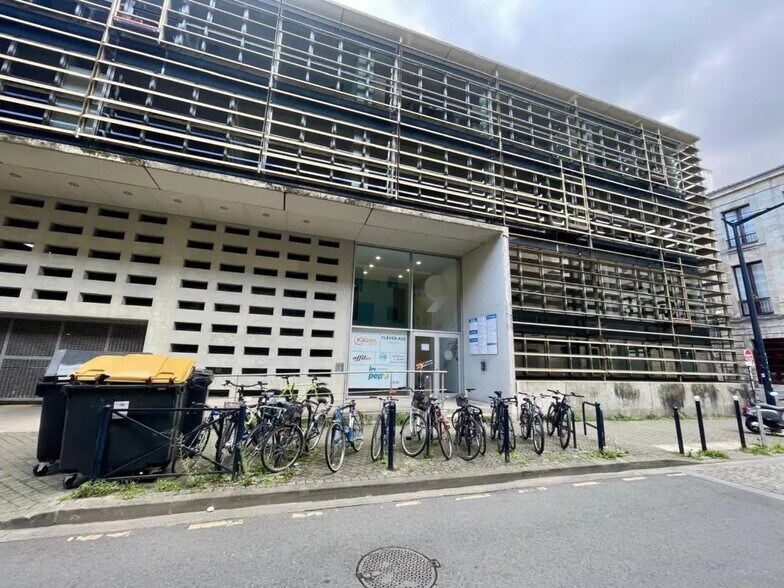 Office in Bordeaux for lease - Building Photo - Image 1 of 8