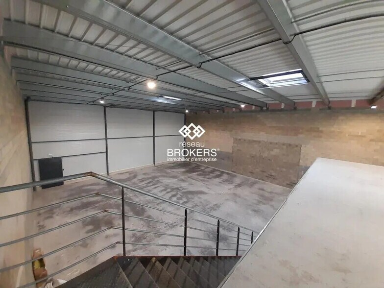 Flex in Saint-Jean-de-la-Ruelle for lease - Interior Photo - Image 3 of 8