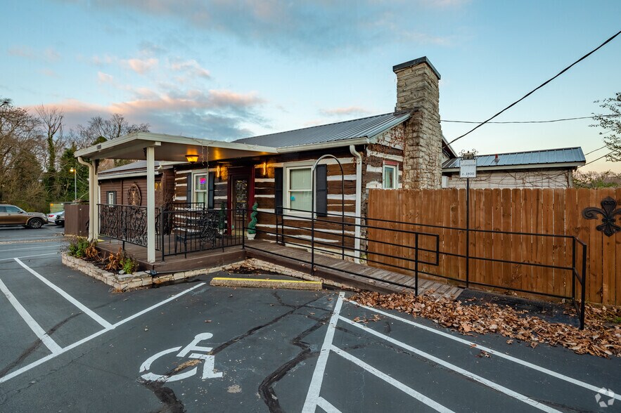 1000 Riverside Dr, Columbia, TN 38401