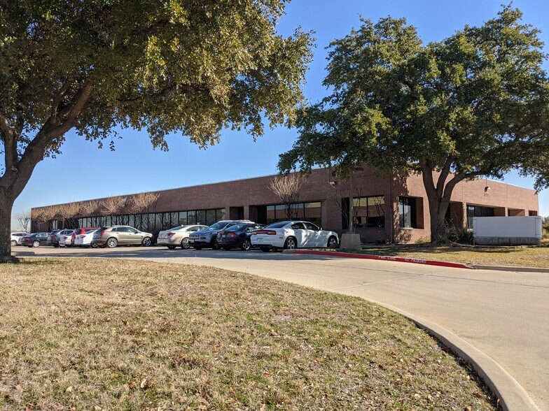 3001 N Skyway Cir, Irving, TX for sale - Building Photo - Image 1 of 1