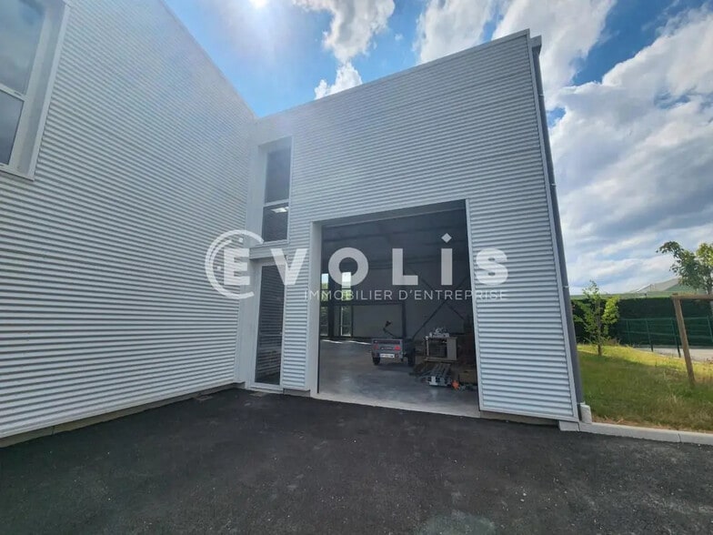 Flex in Chassieu for lease - Building Photo - Image 2 of 17