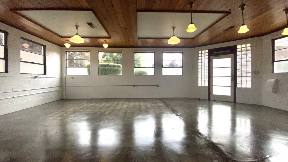 935 NE Couch St, Portland, OR for lease - Building Photo - Image 3 of 22