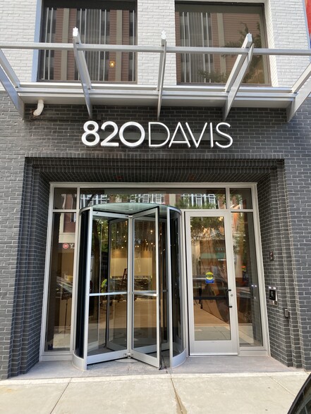 820 Davis St, Evanston, IL for lease - Building Photo - Image 1 of 3