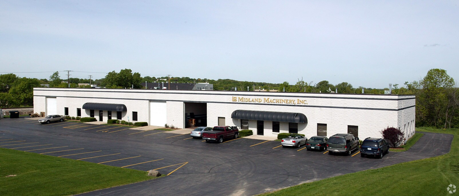 395 Forest Grove Dr, Pewaukee, WI for sale Primary Photo- Image 1 of 1