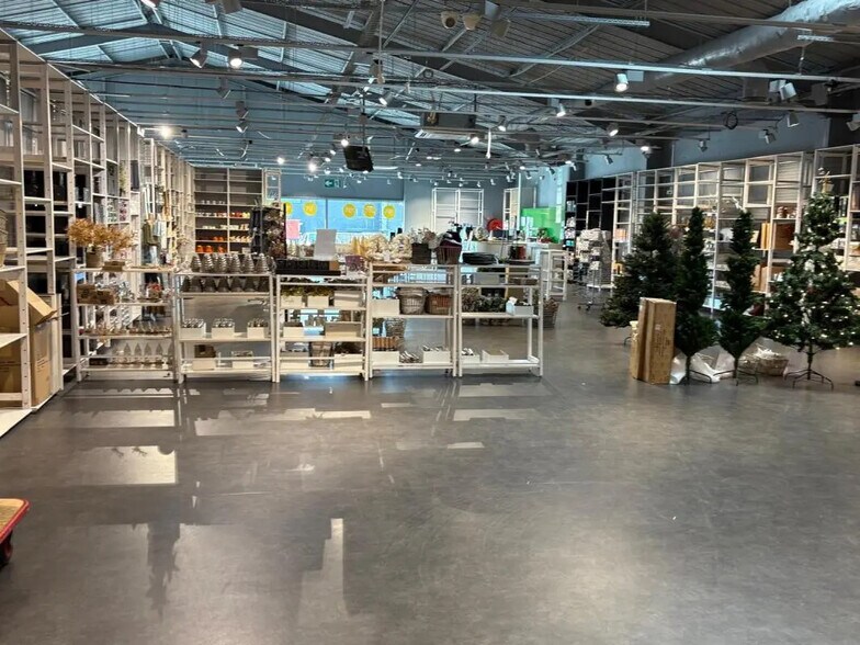 Retail in Vannes for lease - Building Photo - Image 3 of 7