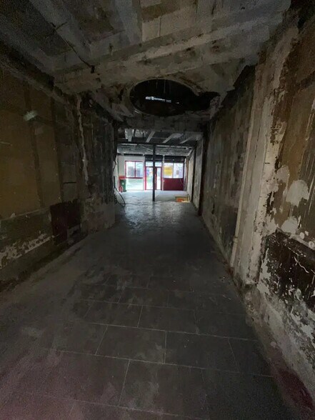 Retail in Paris for lease - Building Photo - Image 1 of 6