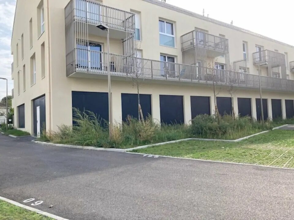 Retail in Freneuse for lease Building Photo- Image 1 of 10