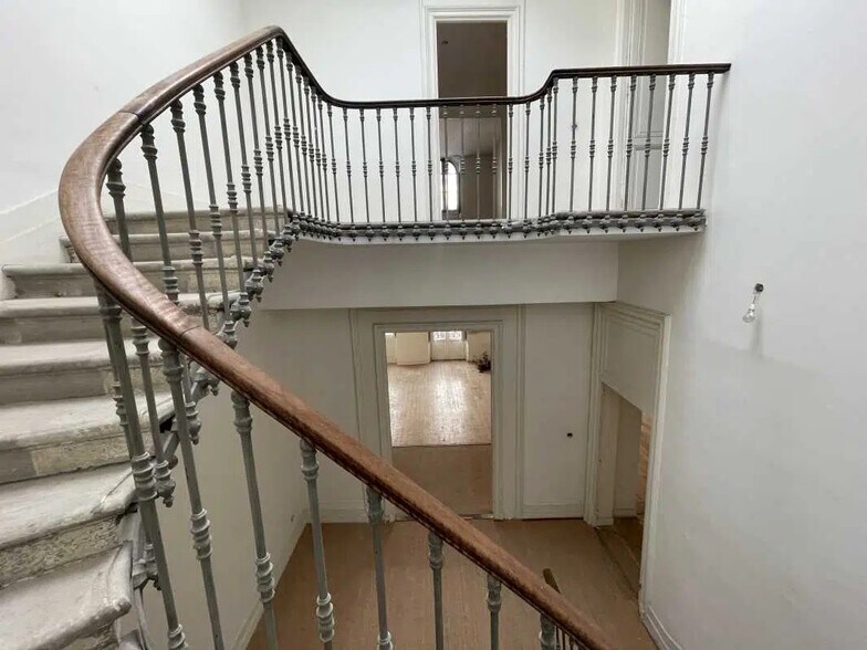 Office in Bordeaux for sale - Interior Photo - Image 2 of 3