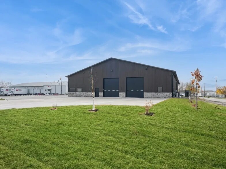 1911 NE 58th Ave, Des Moines, IA for lease - Building Photo - Image 1 of 47