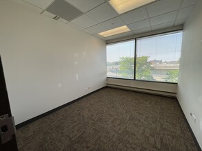 701 Lee St, Des Plaines, IL for lease Interior Photo- Image 2 of 4