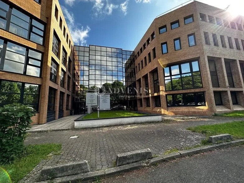 Office in Le Pecq for lease - Building Photo - Image 2 of 10