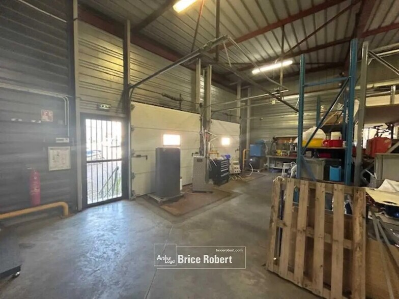 Flex in Messimy for lease - Interior Photo - Image 2 of 6