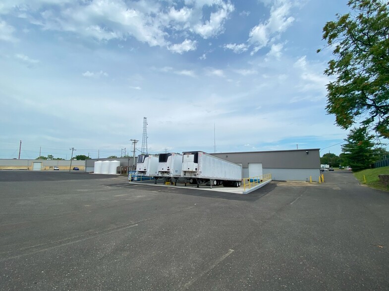 6901 N Crescent Blvd, Pennsauken, NJ for lease - Building Photo - Image 2 of 9