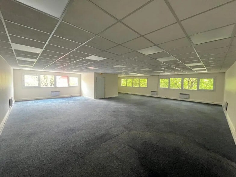 Office in Trappes for lease - Interior Photo - Image 2 of 6