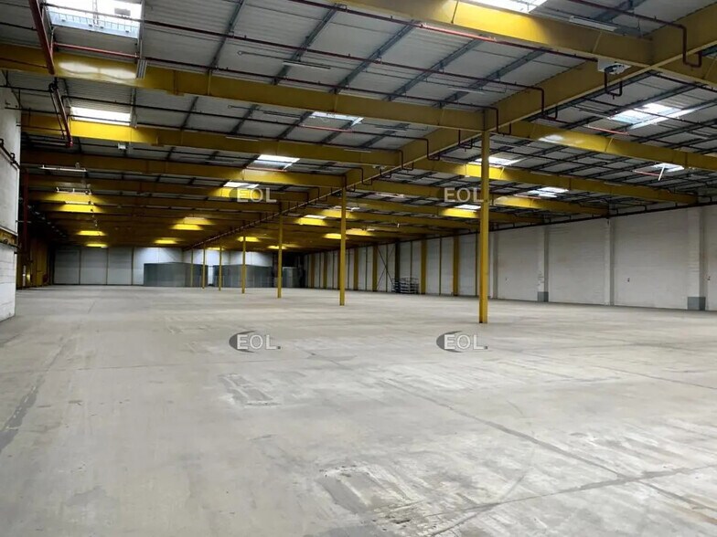 2-4 Rue Des Châtaigniers, Ormes for lease - Interior Photo - Image 2 of 4